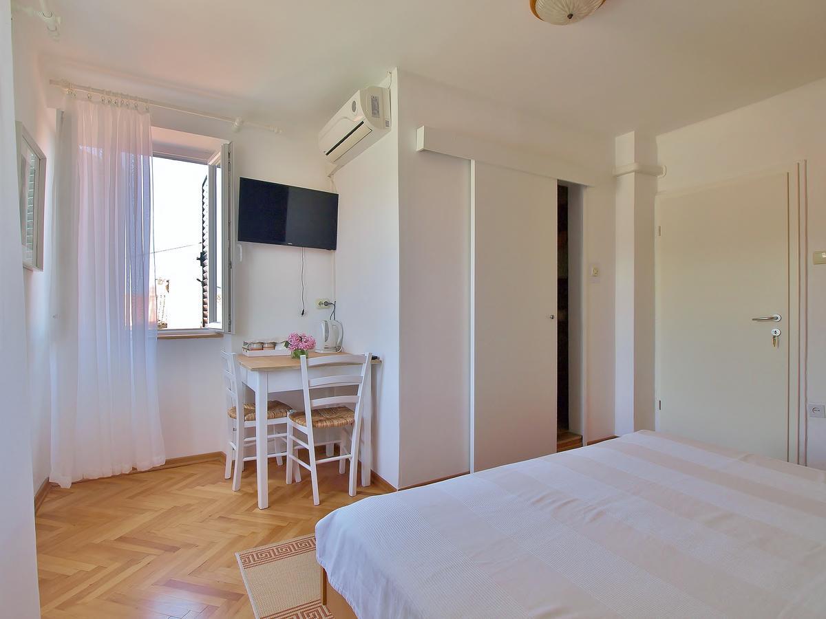 Rooms And Studio Old Town Rab Town Exterior foto